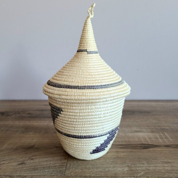 Vintage handmade Tutsi African tight woven basket with lid. 8.5'' tall with lid, - Picture 2 of 8